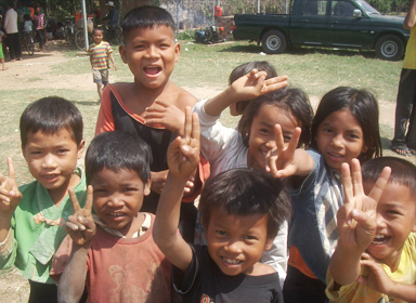 캄보디아의 착한 어린이들입니다.